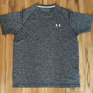 Men's under armour athletic shirt in gray tones, short sleeves in size M.
